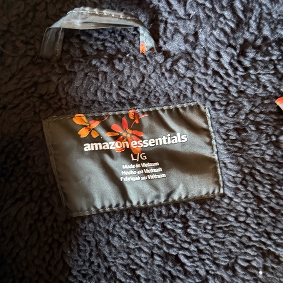 Amazon Essentials Women's Black Quilted Puffer Jacket with Floral Print - Picture 6 of 6